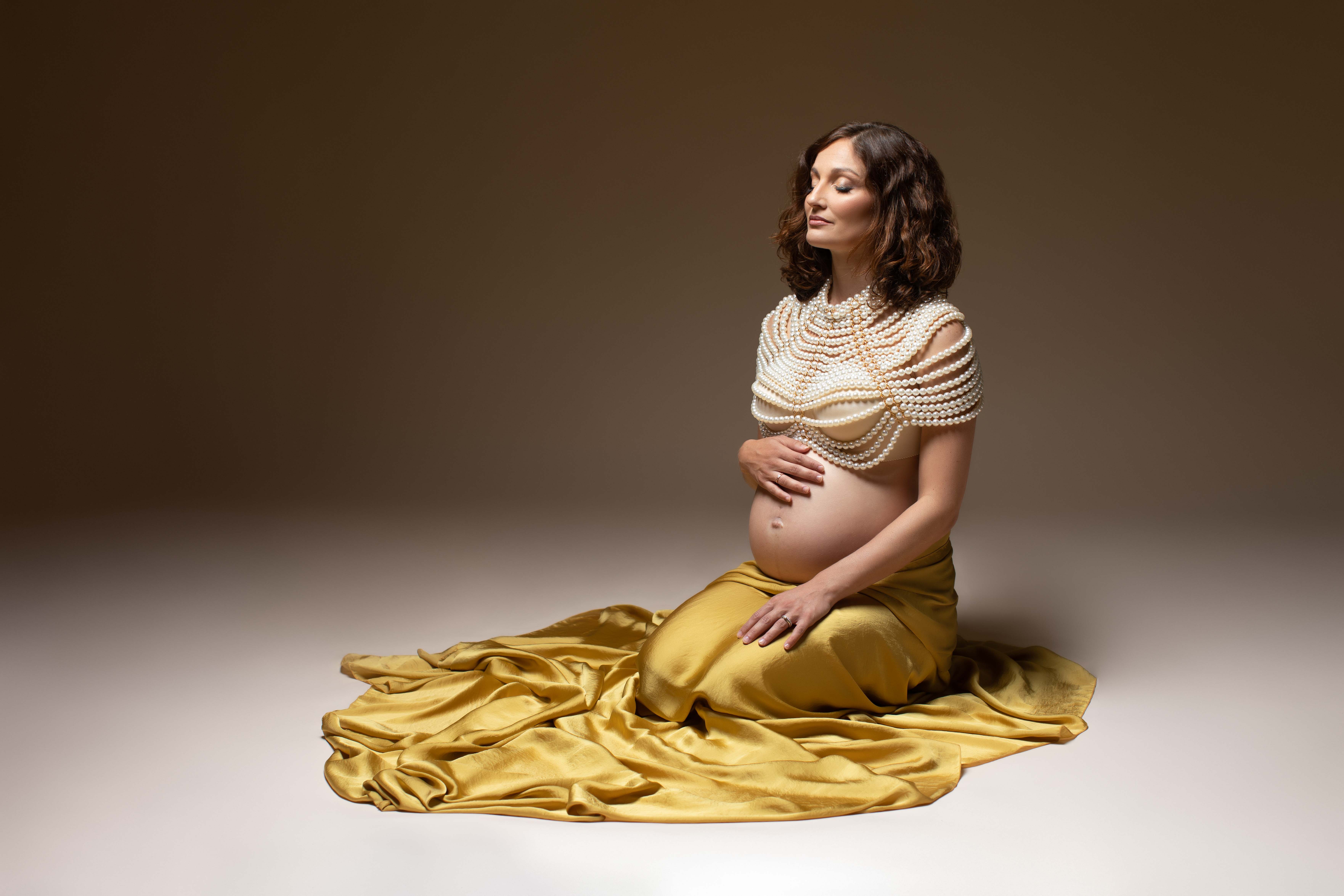 Femme enceinte en séance photo studio