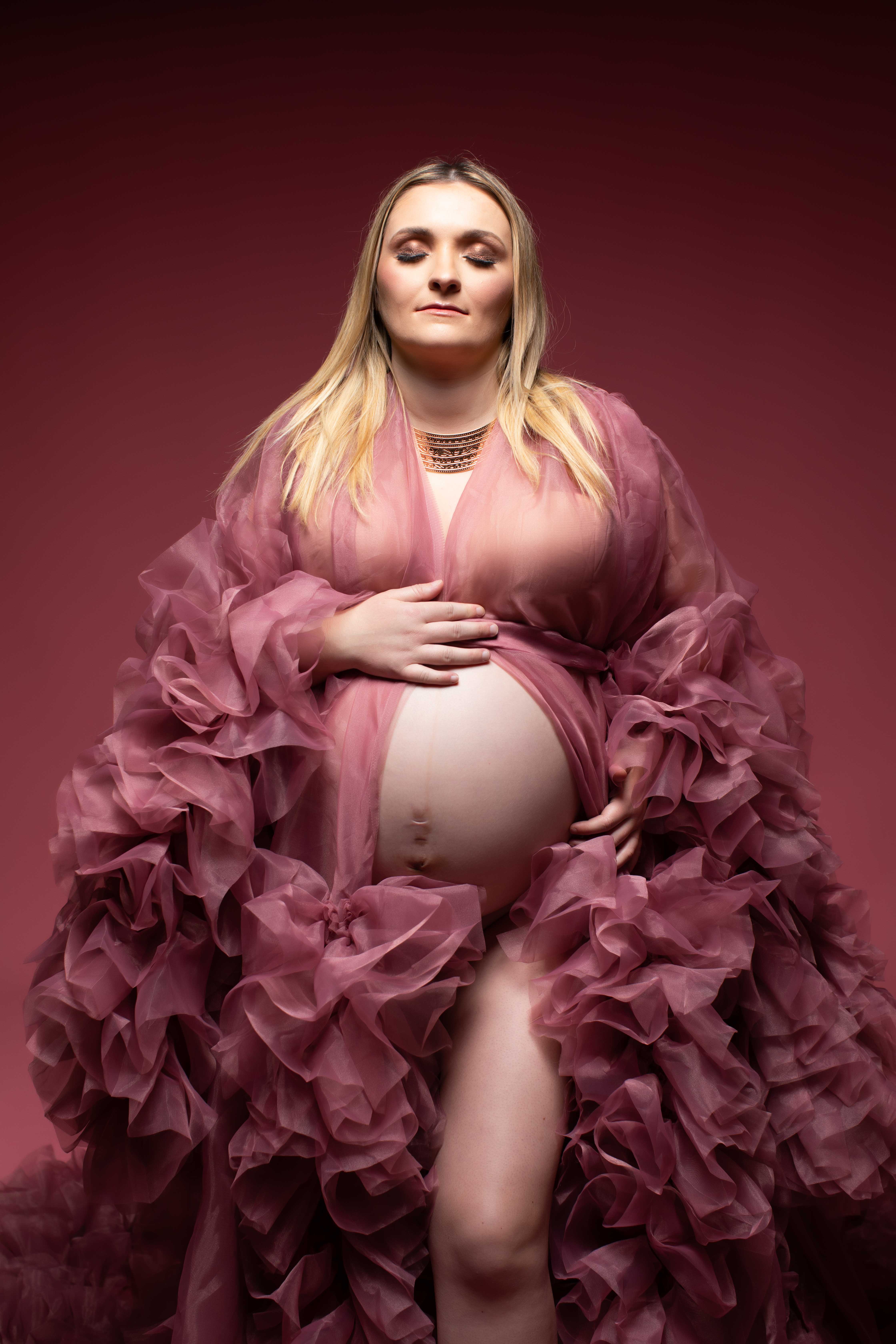 Femme enceinte en shooting studio