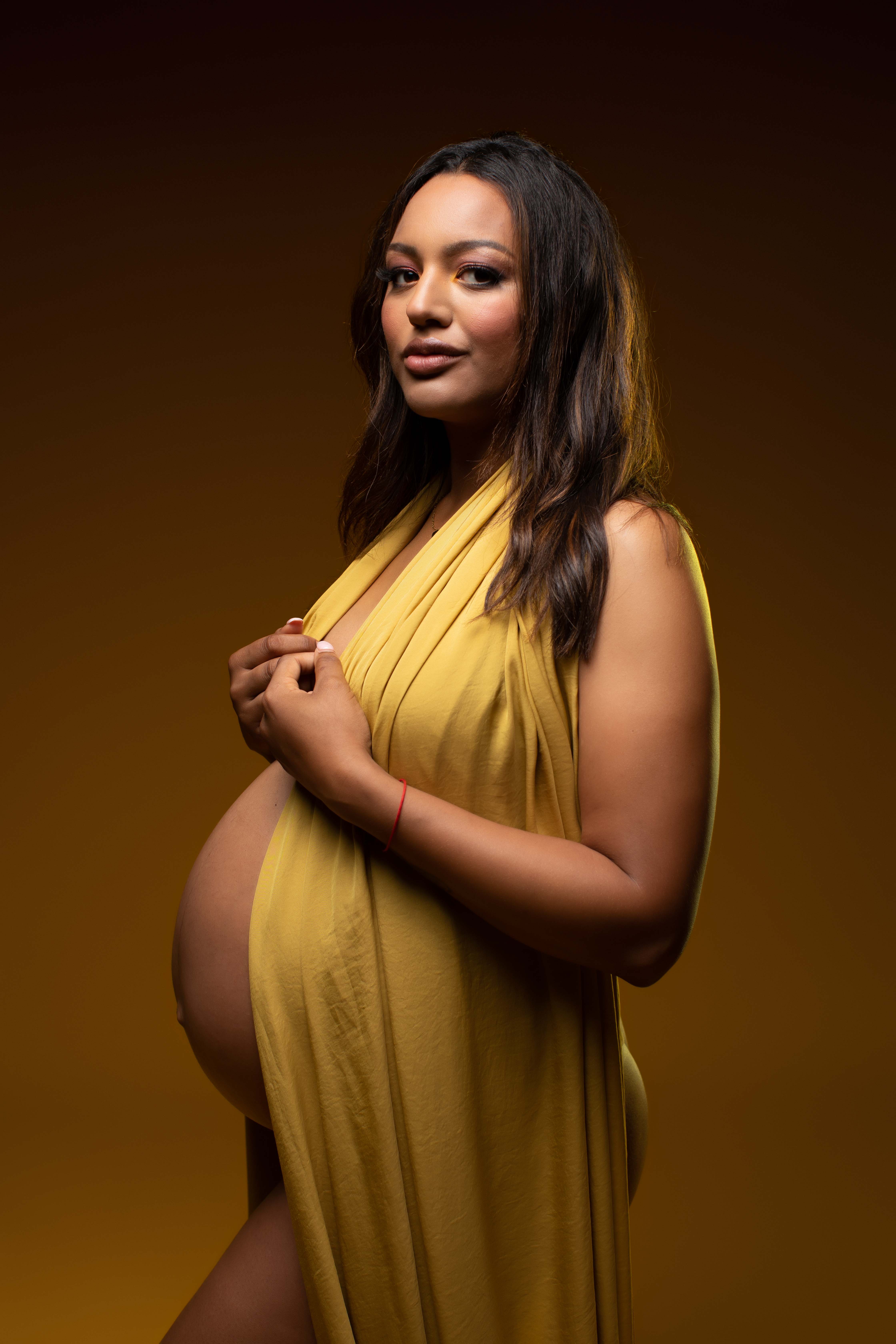 femme métisse enceinte