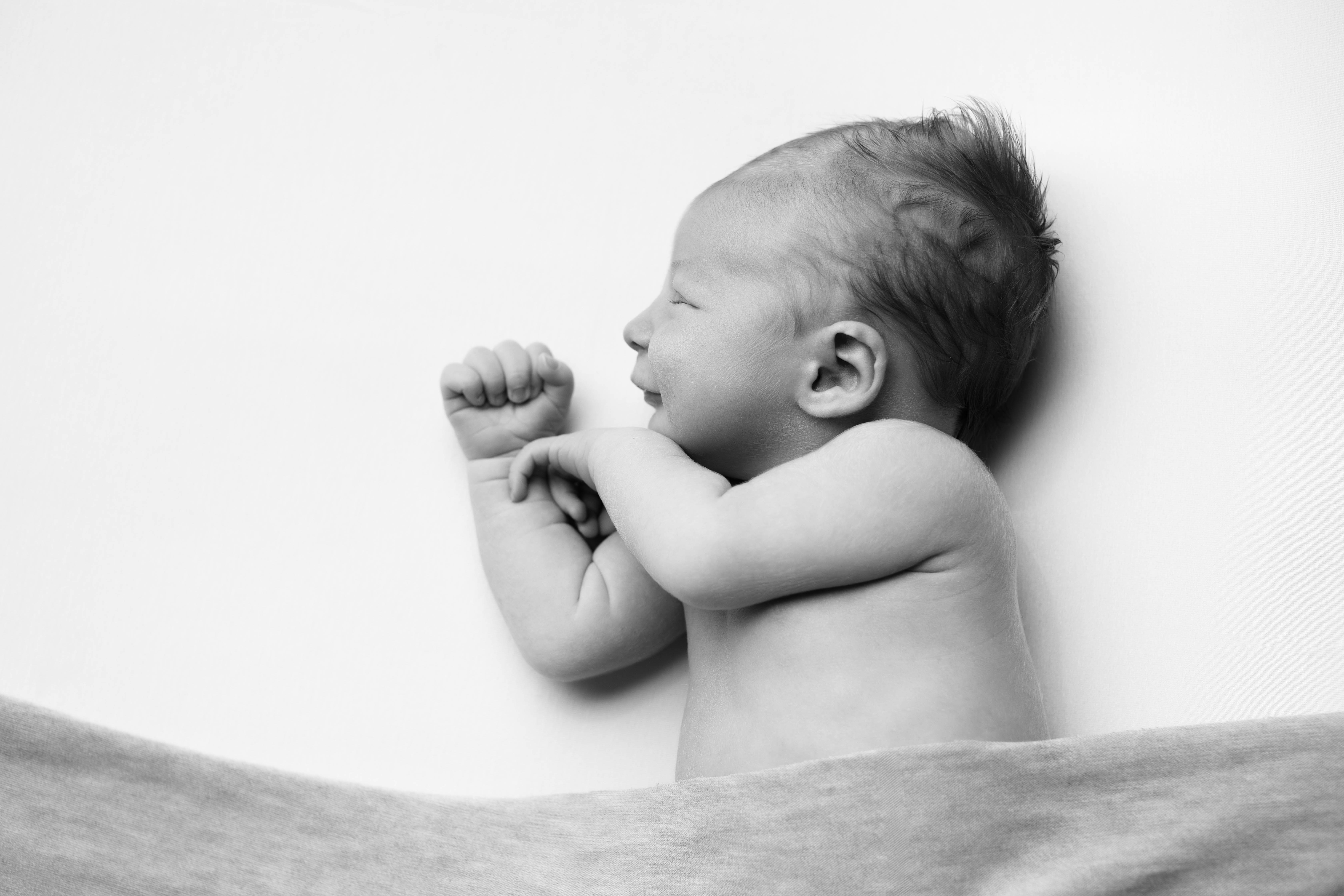 Bébé qui dort en souriant