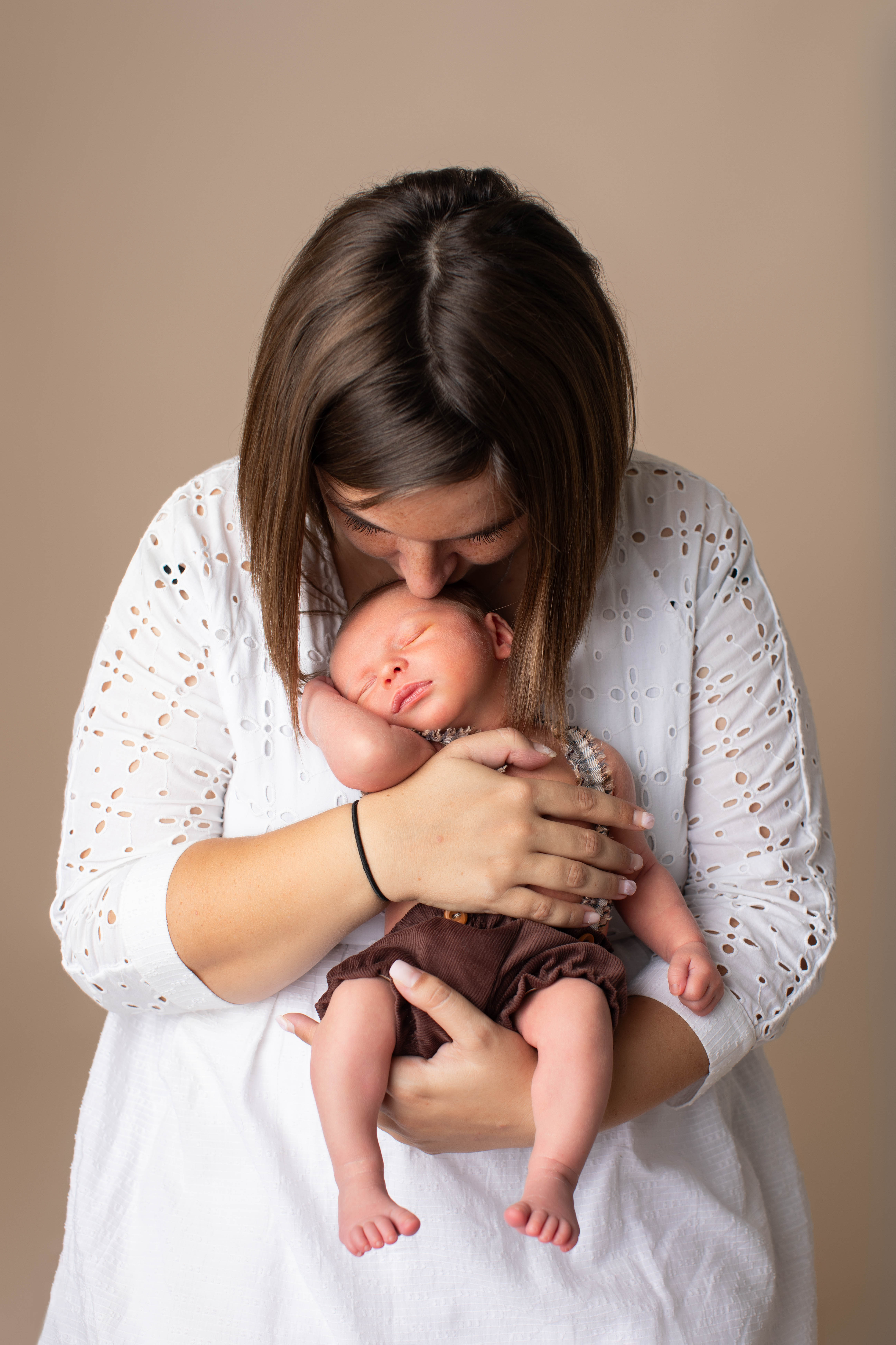 maman avec son bébé dans les bras