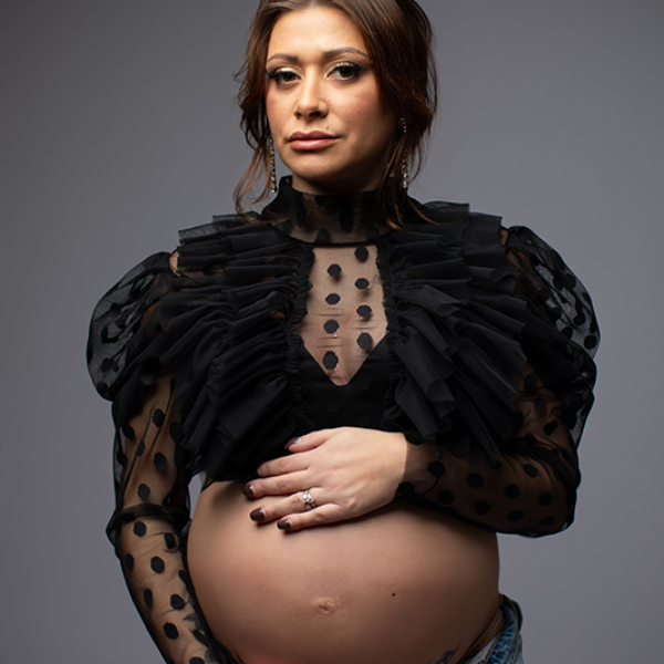Femme enceinte en noir