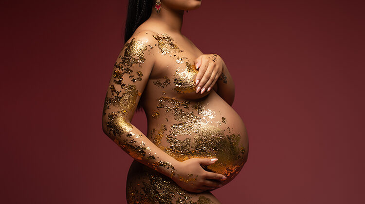femme enceinte avec feuille d'or
