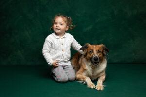 Fillette et sa chienne en séance photo studio