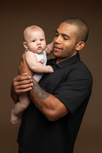 bébé de 4 mois avec son papa en séance photo studio