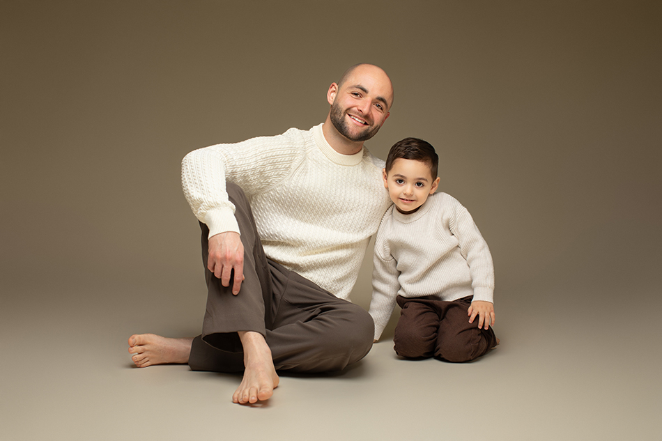 Père et fils en séance photo studio