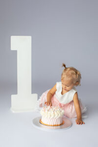 Fillette et son gateau pour sa séance photo smash the cake