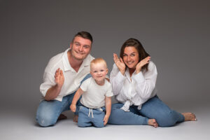Parents et garçon en studio photo